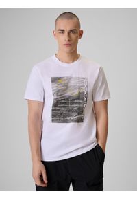 4f - 4F T-shirt regular z nadrukiem męski - biały S. Okazja: na co dzień. Kolor: biały. Materiał: dresówka, dzianina, materiał, jeans, bawełna. Wzór: nadruk. Styl: casual, klasyczny #1