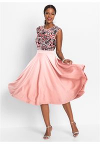 bonprix - Sukienka koronkowa midi z koronkową wstawką. Kolor: różowy. Materiał: koronka. Długość: midi
