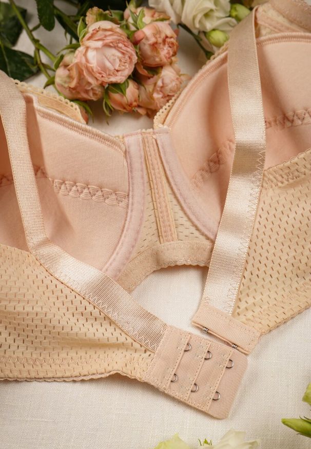 Renee - Jasnobeżowy Gładki Biustonosz z Cienkimi Ramiączkami Corinthia. Kolor: beżowy. Materiał: tkanina. Wzór: gładki