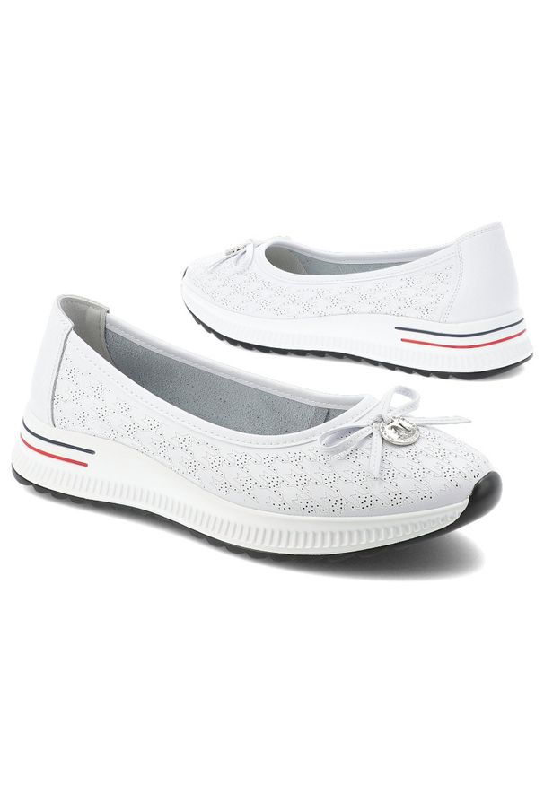 Półbuty damskie Filippo, cholewka ze skóry naturalnej perforowanej wsuwany fason z zabudowanym przodem na lekkiej podeszwie, białe, DP6718/26. Okazja: na co dzień. Kolor: biały. Materiał: skóra. Szerokość cholewki: normalna. Wzór: aplikacja, ażurowy. Styl: elegancki, klasyczny, casual