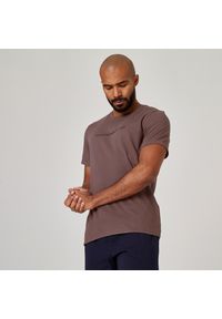 DOMYOS - Koszulka z krótkim rękawem męska Nyamba Gym & Pilates 500 regular. Kolor: szary. Materiał: elastan, materiał, poliester, bawełna. Długość rękawa: krótki rękaw. Długość: krótkie. Sport: joga i pilates #1