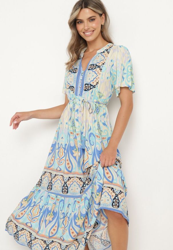 Born2be - Niebieska Wiskozowa Sukienka Boho Zapinana na Guziki z Materiałowym Paskiem w Talii Dimovana. Okazja: na co dzień. Typ kołnierza: dekolt w serek. Kolor: niebieski. Materiał: materiał, wiskoza. Długość rękawa: krótki rękaw. Wzór: aplikacja. Typ sukienki: proste. Styl: boho