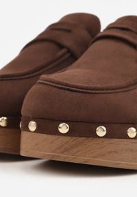 Renee - Brązowe Klapki Drewniaki o Fasonie Loafersów z Ozdobnymi Nitami Sargita. Okazja: na co dzień. Kolor: brązowy. Materiał: skóra. Wzór: haft. Styl: casual, elegancki #7