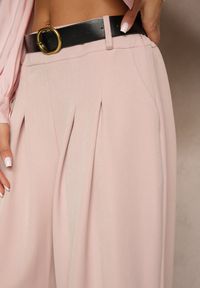 Renee - Różowe Eleganckie Szerokie Spodnie Garniturowe z Wiskozą Ozdobione Paskiem Ravinae. Okazja: na spotkanie biznesowe, do pracy. Stan: podwyższony. Kolor: różowy. Materiał: wiskoza. Wzór: aplikacja. Styl: elegancki