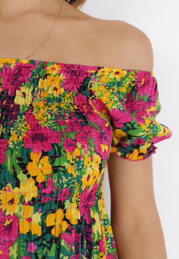 Born2be - Fuksjowo-Żółta Sukienka z Wiskozy Midi Hiszpanka w Kwiaty Hallenes. Typ kołnierza: dekolt hiszpanka. Kolor: różowy. Materiał: wiskoza. Wzór: kwiaty. Długość: midi