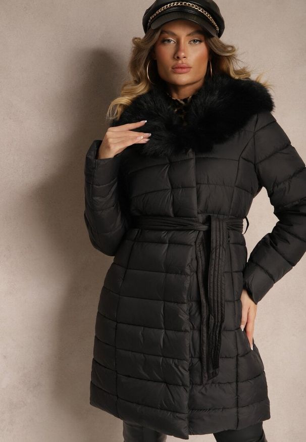 Renee - Czarna Kurtka Pikowana Wiązana w Talii z Futerkiem Odpinanym na Kapturze Firinka. Okazja: na spacer. Kolor: czarny. Materiał: futro. Styl: klasyczny, elegancki