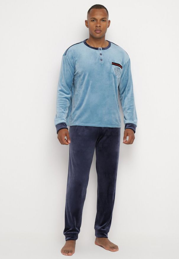 Born2be - Jasnoniebieska Piżama Welurowa Bluzka z Kieszonką i Zapięciem przy Szyi i Elastyczne Spodnie Verosha. Kolor: niebieski. Materiał: welur. Długość: długie