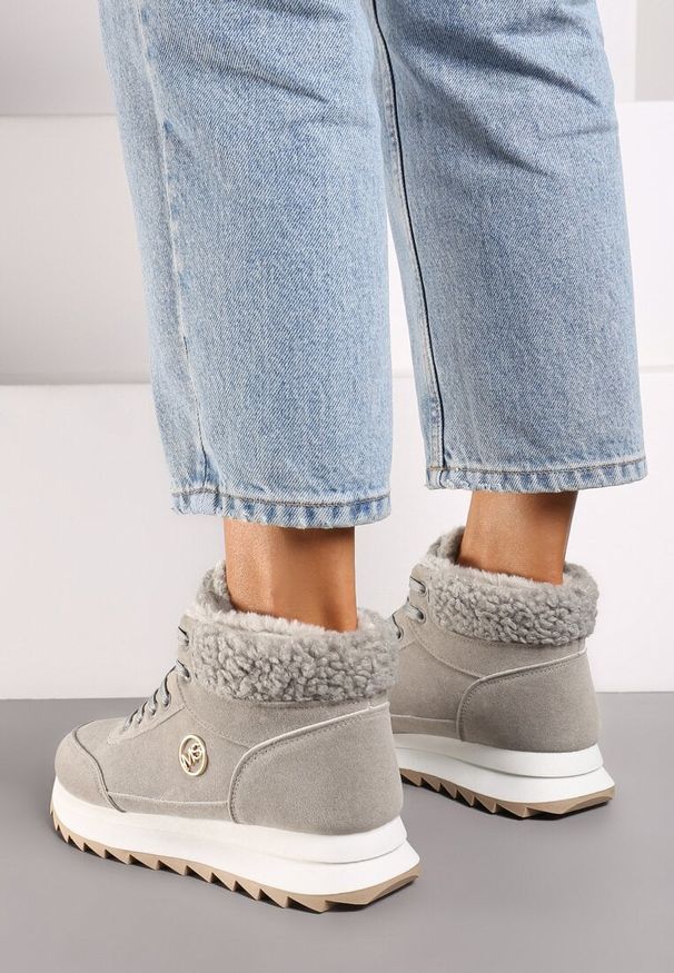 Born2be - Szare Sneakersy na Grubej Platformie z Metaliczną Aplikacją i Barankiem Irinala. Okazja: na spacer. Nosek buta: okrągły. Zapięcie: sznurówki. Kolor: szary. Wzór: aplikacja. Materiał: futro, jeans. Obcas: na platformie. Wysokość obcasa: niski. Sport: turystyka piesza