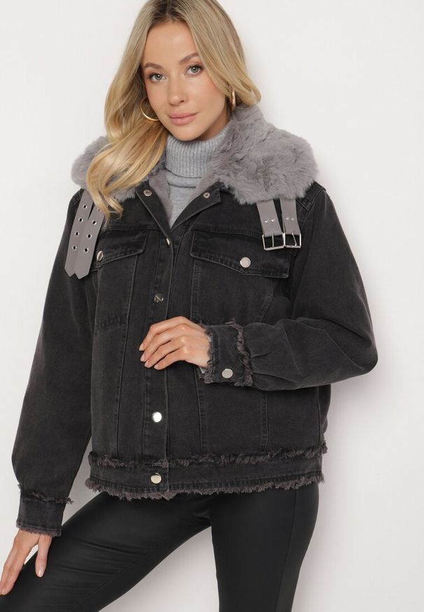 Born2be - Ciemnoszara Ocieplana Kurtka Jeansowa z Futrzanym Kołnierzem i Paskami z Klamrami Senavira. Kolor: szary. Materiał: jeans, futro. Długość rękawa: długi rękaw. Długość: długie. Wzór: paski. Styl: klasyczny, elegancki
