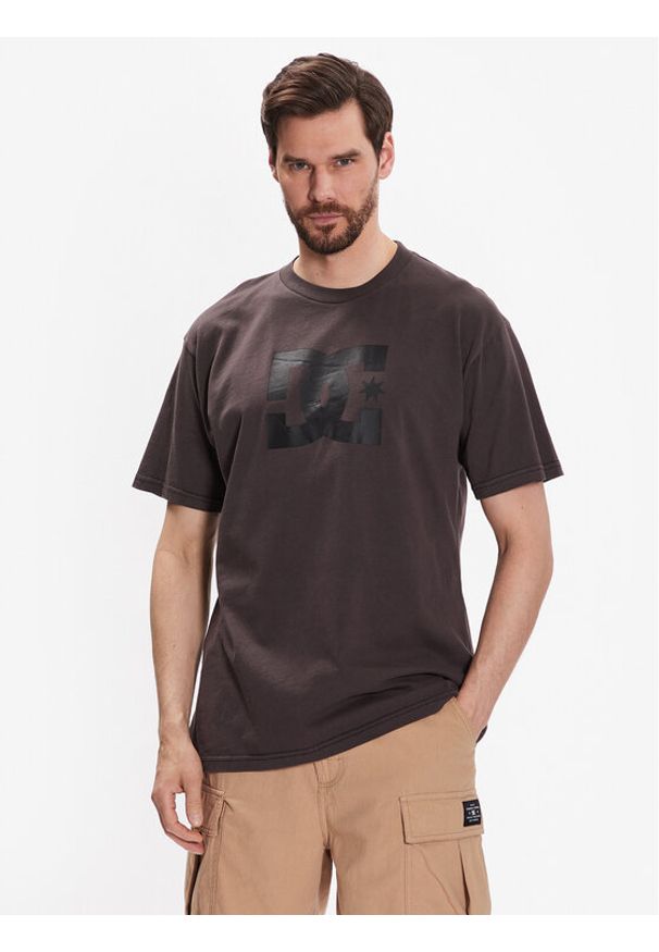 DC T-Shirt Pigment Dye ADYZT05223 Brązowy Relaxed Fit. Kolor: brązowy. Materiał: bawełna