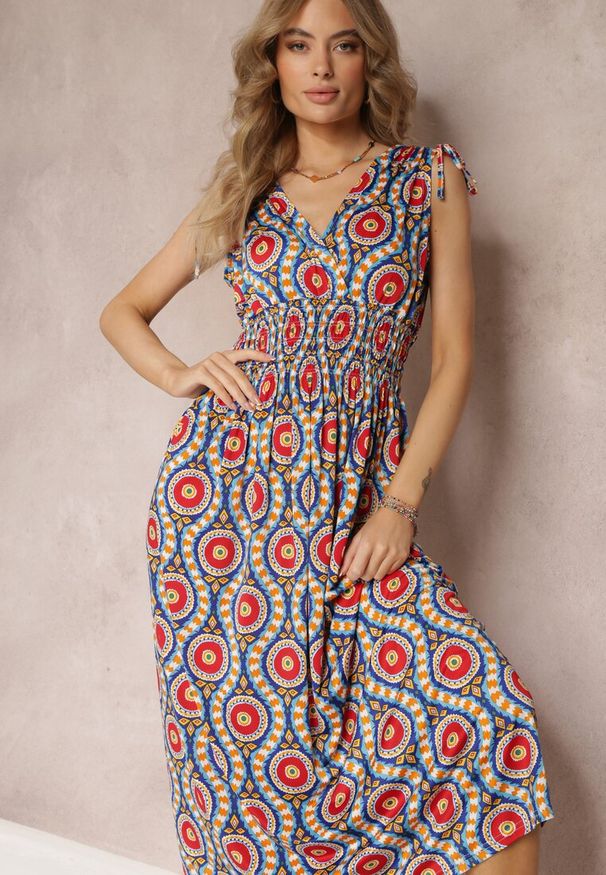 Renee - Niebiesko-Czerwona Rozkloszowana Sukienka z Wiskozy w Fantazyjny Print Karlene. Kolor: czerwony. Materiał: wiskoza. Wzór: nadruk. Styl: wakacyjny. Długość: maxi