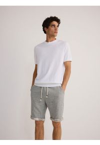 Reserved - Strukturalne szorty regular - ciemnoszary. Kolor: szary. Materiał: dzianina #1