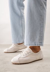 Renee - Beżowe Sneakersy Kultowe Tenisówki Y2K z Imitacji Zamszu Nerialle. Kolor: beżowy. Materiał: zamsz #1