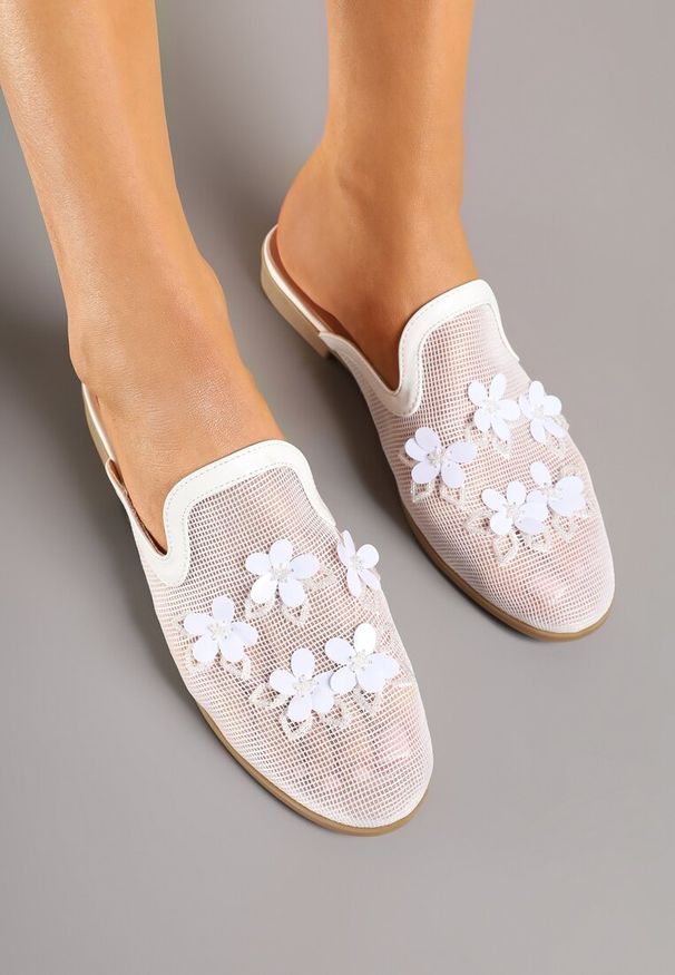Renee - Białe Klapki Mule z Siateczkową Cholewką i Kwiatami 3D Annalen. Okazja: na co dzień. Kolor: biały. Wzór: kwiaty. Styl: elegancki, casual