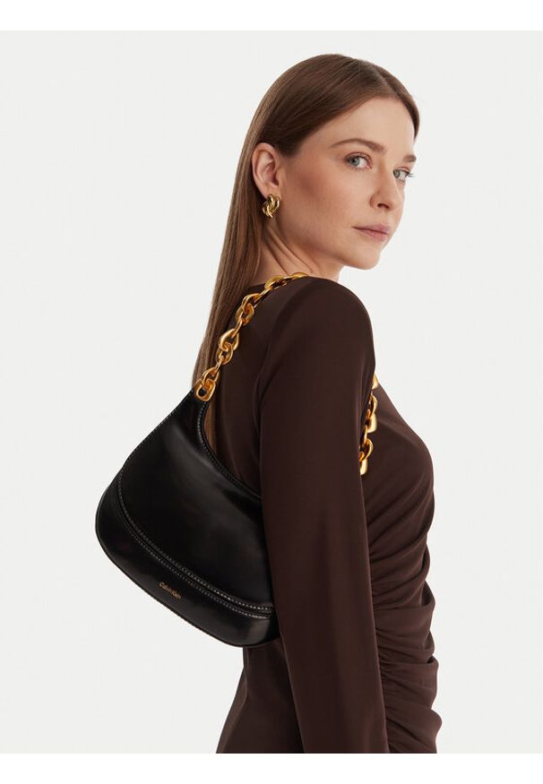 Calvin Klein Torebka Chain Shoulder Bag LV04F3403G Czarny. Kolor: czarny. Materiał: skórzane