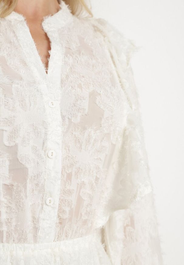 Born2be - Jasnobeżowa Rozkloszowana Sukienka Ozdobiona Falbankami z Gumką w Pasie Zinaviya. Okazja: na co dzień. Typ kołnierza: kołnierz z falbankami. Kolor: beżowy. Wzór: aplikacja. Typ sukienki: proste. Styl: elegancki, casual