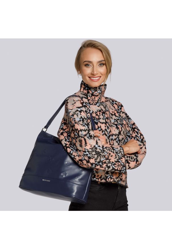 Wittchen - Torebka worek tłoczona w litery. Kolor: niebieski. Materiał: skórzane. Styl: casual. Rodzaj torebki: na ramię