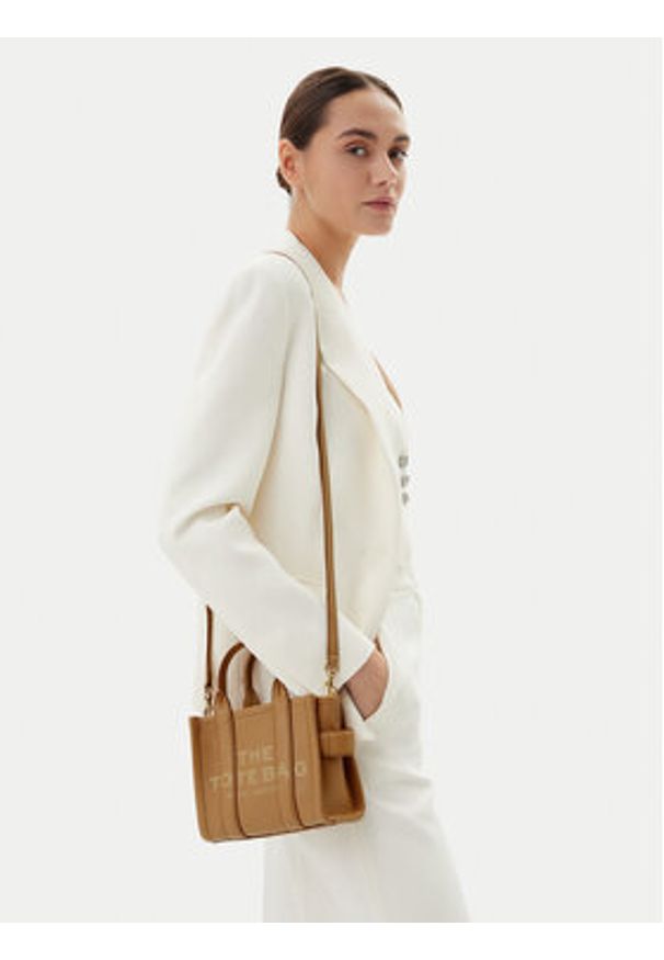 MARC JACOBS - Marc Jacobs Torebka The Leather Crossbody Tote Bag H053L01RE22 Brązowy. Kolor: brązowy. Materiał: skórzane