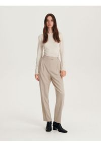 Reserved - Garniturowe spodnie z wiskozy - kremowy. Kolor: kremowy. Materiał: wiskoza. Wzór: melanż #1