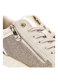 Beżowe Sneakersy Marco Tozzi Modne Obuwie Damskie. Okazja: na co dzień. Zapięcie: zamek. Kolor: beżowy. Materiał: materiał, syntetyk. Szerokość cholewki: normalna. Wzór: geometria #7