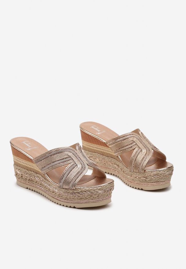 Renee - Szampańskie Klapki Boho na Plecionym Koturnie z Platformą i Dorobnymi Cyrkoniami Blattas. Kolor: złoty. Obcas: na koturnie. Styl: boho