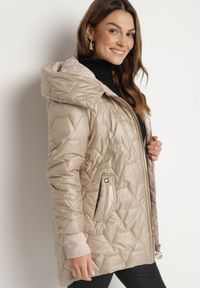 Born2be - Ciemnobeżowa Pikowana Kurtka z Kapturem i Rękawami ze Ściągaczami Melorisea. Okazja: na spotkanie biznesowe, do pracy, na spacer. Typ kołnierza: kaptur. Kolor: beżowy. Materiał: dzianina, jeans. Styl: biznesowy, elegancki #7