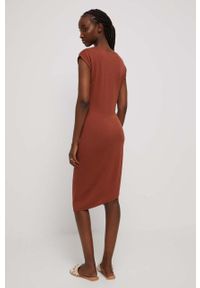 medicine - Medicine sukienka kolor brązowy mini dopasowana. Kolor: brązowy. Materiał: dzianina. Długość rękawa: krótki rękaw. Wzór: gładki. Typ sukienki: asymetryczne, dopasowane. Długość: mini #4