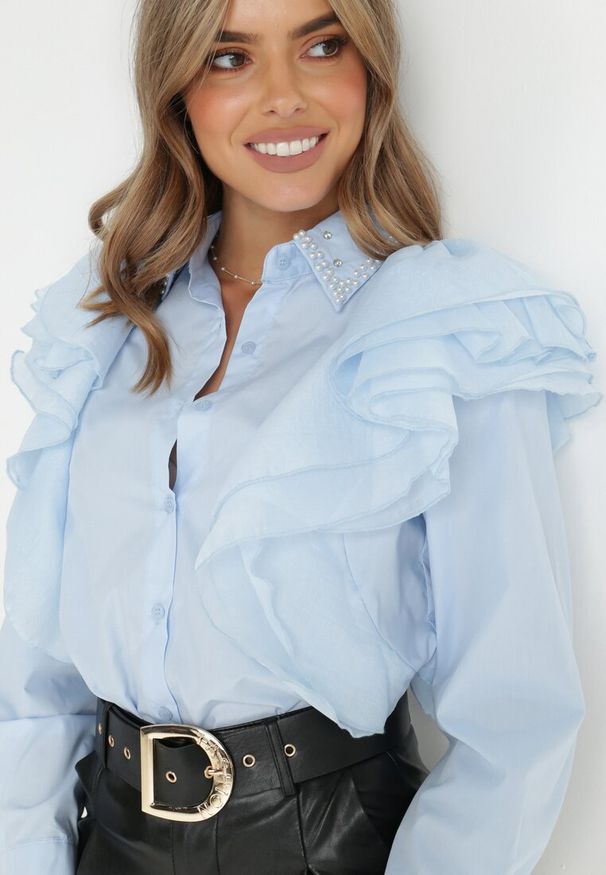 Born2be - Niebieska Koszula Hamal. Okazja: na co dzień, do pracy, na spotkanie biznesowe. Typ kołnierza: kolnierz wykładany, kołnierz z falbankami. Kolor: niebieski. Materiał: tkanina. Długość rękawa: długi rękaw. Długość: długie. Wzór: gładki, jednolity. Styl: biznesowy, klasyczny, casual