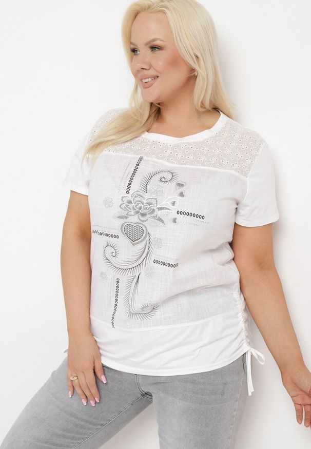 Born2be - Biały T-shirt z Bawełny Ozdobiony Cyrkoniami i Ściągaczami po Bokach Forena. Okazja: na co dzień. Kolor: biały. Materiał: bawełna. Wzór: aplikacja. Styl: casual