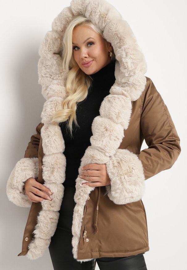 Born2be - Brązowa Kurtka Parka z Kapturem i Odpinanymi Futerkowymi Wstawkami Ściągana w Pasie Savanella. Okazja: na co dzień. Typ kołnierza: kaptur. Kolekcja: plus size. Kolor: brązowy. Materiał: jeans, dzianina. Styl: casual, klasyczny