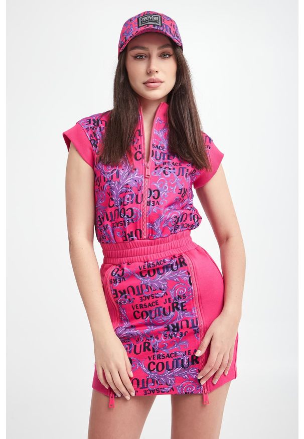 Versace Jeans Couture - Sukienka VERSACE JEANS COUTURE. Typ kołnierza: kołnierzyk stójkowy. Materiał: bawełna. Wzór: nadruk. Długość: mini