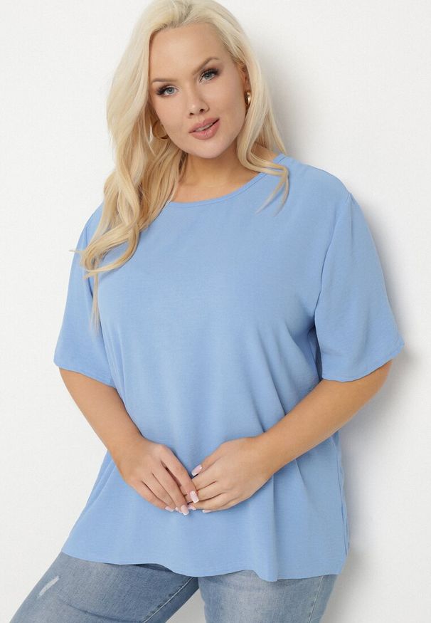 Born2be - Niebieska Klasyczna Bluzka z Krótkim Rękawem Nilbia. Okazja: na co dzień, na spotkanie biznesowe, do pracy. Kolekcja: plus size. Kolor: niebieski. Materiał: jeans. Długość rękawa: krótki rękaw. Długość: krótkie. Styl: klasyczny