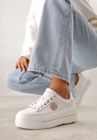 Renee - Białe Skórzane Sneakersy na Koturnie Ozdobione Metalicznymi Aplikacjami Acaledice. Okazja: na co dzień. Kolor: biały. Materiał: skóra. Wzór: aplikacja. Obcas: na koturnie #1