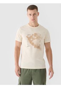 4f - 4F T-shirt regular z nadrukiem męski - beżowy XXL. Okazja: na co dzień. Kolor: beżowy. Materiał: bawełna, jersey, dzianina. Długość rękawa: krótki rękaw. Długość: krótkie. Wzór: nadruk. Styl: sportowy, klasyczny, casual