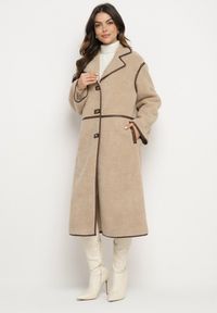 Born2be - Beżowy Jednorzędowy Płaszcz z Futerka Typu Baranek z Ozdobnymi Przeszyciami Zinnamira. Okazja: na co dzień. Kolor: beżowy. Materiał: futro. Długość rękawa: długi rękaw. Długość: długie. Styl: wizytowy, casual, klasyczny, elegancki #1