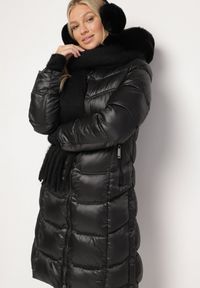 Born2be - Czarna Pikowana Kurtka Płaszcz za Kolano z Kapturem i Futerkiem Naelora. Okazja: na spacer, na co dzień. Typ kołnierza: kaptur. Kolor: czarny. Materiał: futro. Styl: casual, klasyczny #4