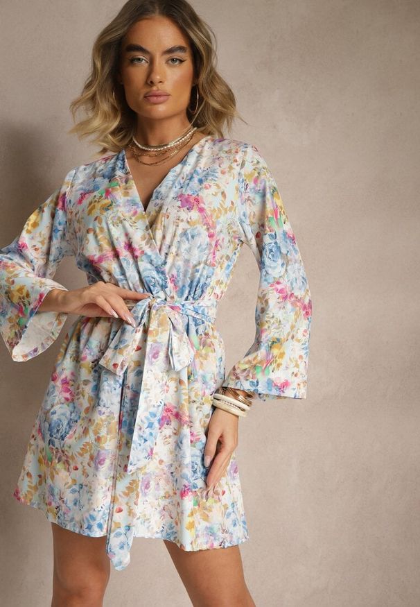 Renee - Jasnoniebieski Kopertowy Kombinezon z Wiązanym Paskiem i Rozszerzanymi Rękawami Telurea. Okazja: na co dzień, na randkę. Kolor: niebieski. Styl: elegancki, casual