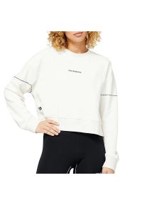 Bluza New Balance WT23517SST - biała. Kolor: biały. Materiał: tkanina, poliester, bawełna. Wzór: nadruk. Styl: sportowy, klasyczny