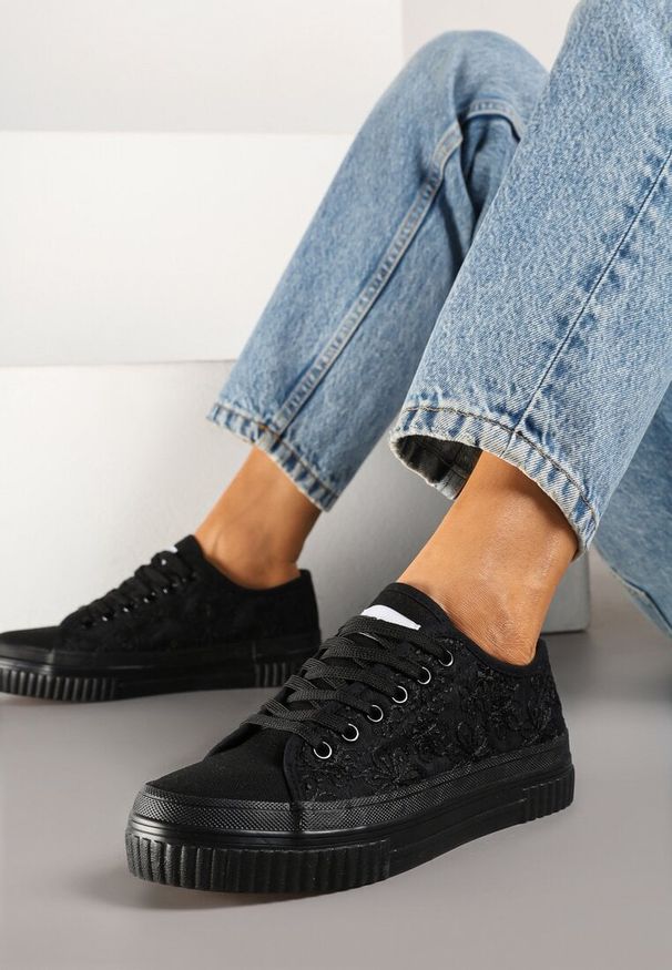 Born2be - Czarne Casualowe Trampki z Cholewką Zdobioną Haftem Meppna. Okazja: na co dzień. Kolor: czarny. Materiał: jeans. Szerokość cholewki: normalna. Wzór: aplikacja, haft. Obcas: na płaskiej podeszwie. Styl: casual