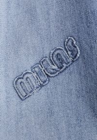 Born2be - Niebieskie Jeansy o Szerokim Kroju z Wysokim Stanem Zdobione Naszywkami Gleffia. Okazja: na co dzień. Stan: podwyższony. Kolor: niebieski. Wzór: aplikacja. Styl: casual, elegancki #8