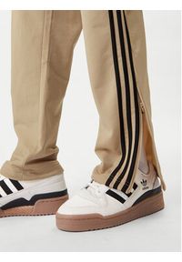 Adidas - adidas Spodnie dresowe Firebird KE6679 Beżowy Loose Fit. Kolor: beżowy. Materiał: syntetyk #3