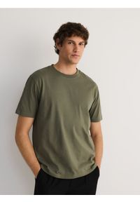 Reserved - Bawełniany t-shirt regular fit - oliwkowy. Kolor: oliwkowy. Materiał: bawełna