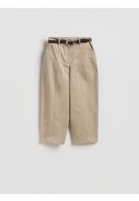 Reserved - Bawełniane spodnie z paskiem - beżowy. Kolor: beżowy. Materiał: bawełna #1
