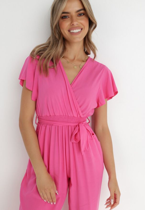 Born2be - Fuksjowy Kombinezon z Wiskozy Cephinous. Okazja: na co dzień. Kolor: różowy. Materiał: wiskoza. Długość rękawa: krótki rękaw. Długość: krótkie. Wzór: jednolity. Sezon: lato. Styl: casual