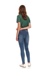 TOP SECRET - Luźny t-shirt na co dzień. Okazja: na co dzień. Kolor: zielony. Materiał: materiał, jeans. Długość rękawa: krótki rękaw. Długość: krótkie. Sezon: jesień. Styl: casual #2
