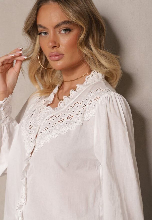 Renee - Biała Koszula z Bawełny Ozdobiona Ażurową Koronką w Stylu Vintage Iszemis. Okazja: na co dzień, na randkę. Kolor: biały. Materiał: bawełna, koronka. Długość rękawa: długi rękaw. Długość: długie. Wzór: ażurowy, aplikacja, koronka. Sezon: wiosna. Styl: vintage
