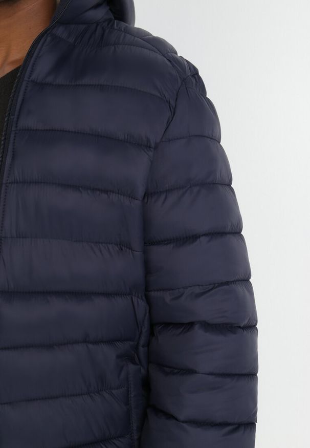 Born2be - Granatowa Kurtka Pikowana Melliala. Okazja: na co dzień. Kolekcja: plus size. Kolor: niebieski. Długość: długie. Wzór: gładki. Materiał: tkanina, jeans. Długość rękawa: długi rękaw. Sezon: zima, jesień. Styl: casual