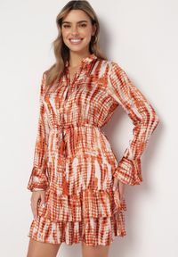 Born2be - Pomarańczowa Sukienka Mini Ozdobiona Falbankami i Akwarelowym Wzorem Panava. Typ kołnierza: kołnierz z falbankami. Kolor: pomarańczowy. Długość rękawa: długi rękaw. Wzór: aplikacja. Długość: mini #1