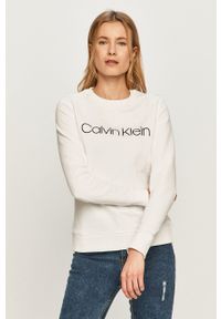 Calvin Klein - Bluza bawełniana K20K202157. Okazja: na co dzień. Kolor: biały. Materiał: bawełna. Długość rękawa: długi rękaw. Długość: długie. Wzór: nadruk. Styl: casual