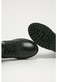 Steve Madden - Botki Londa. Nosek buta: okrągły. Zapięcie: zamek. Kolor: czarny. Materiał: syntetyk, materiał, skóra ekologiczna. Szerokość cholewki: normalna. Obcas: na obcasie. Wysokość obcasa: średni #2